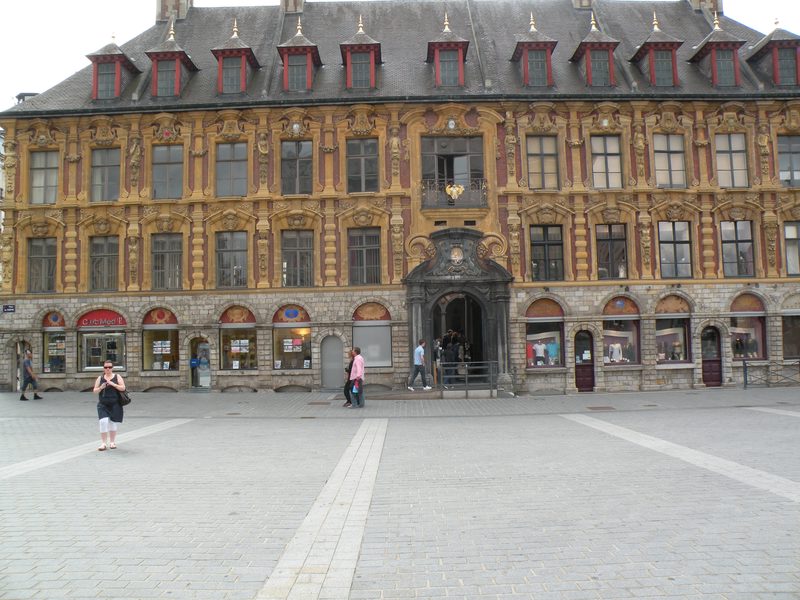  Façade de la vieille Bourse sur la place du Théâtre